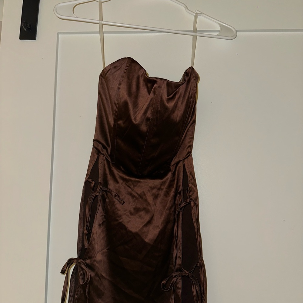 Elegant Brown Strapless Dress with Bow Ties